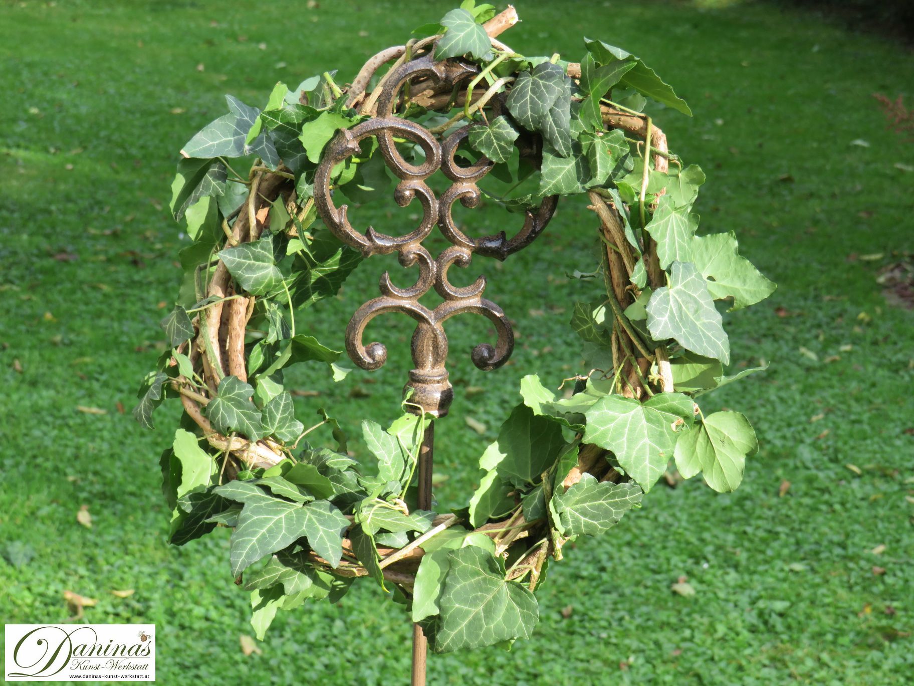 Herbstdeko für den Garten: Rebenkranz binden mit Efeuranken