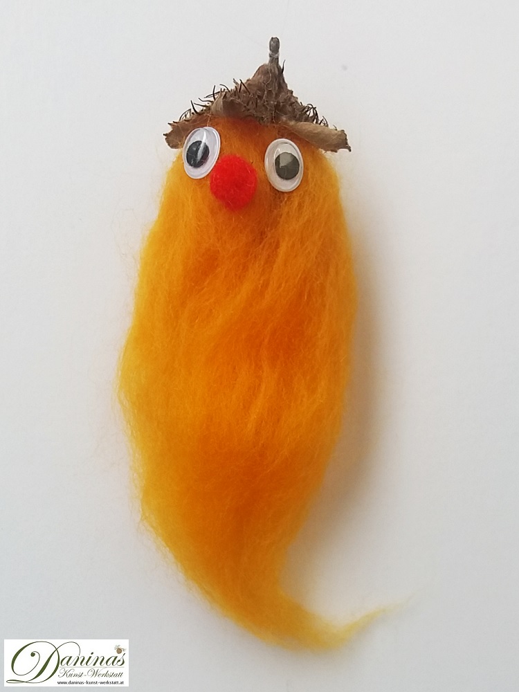 Luftgeist Zorg. Handgefertigte Märchenfigur aus oranger Wolle mit Bucheckern-Fruchtbecher Hut, roter Nase und Kulleraugen