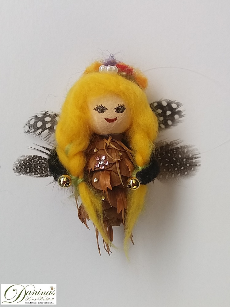 Elfen Figur Flora, handgefertigte Märchenfigur aus Douglasienzapfen, Haare aus Wolle, Federn Flügel