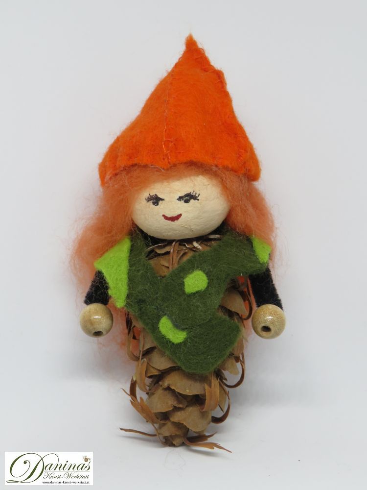 Blumenfee Figur Physalia aus Douglasienzapfen, mit orangen langen Haaren aus Wolle, einem grünen Jäckchen und einem orangen Physalishütchen aus Filz.
