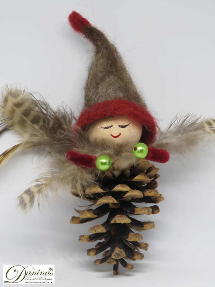 Winterelfe Mary. Handgefertigte Elfen Figur aus Kiefernzapfen mit Federnflügeln und einer aus Wolle gefilzten Mütze.