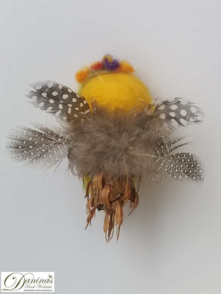 Elfen Figur Flora, Rückseite. Handgefertigt aus Douglasienzapfen, Haare aus Wolle, Federn Flügel