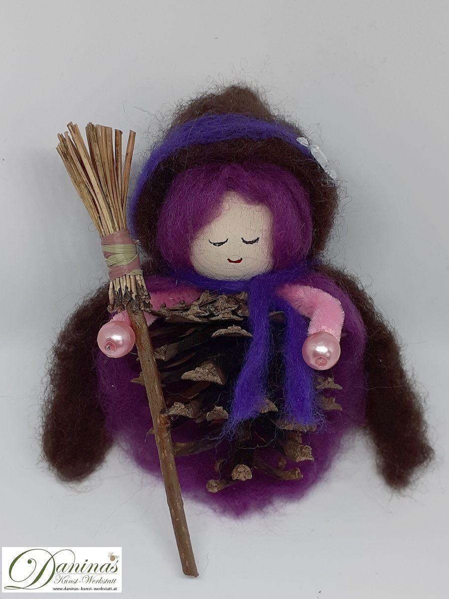 Hexe Viola. Handgefertigte Märchenfigur aus Kiefernzapfen, mit violetten langen Haaren und nadelgefilztem braunen Hexenmantel mit Kapuze aus Wolle, silberne Ziersteinen, Hexenbesen aus Kiefernnadeln