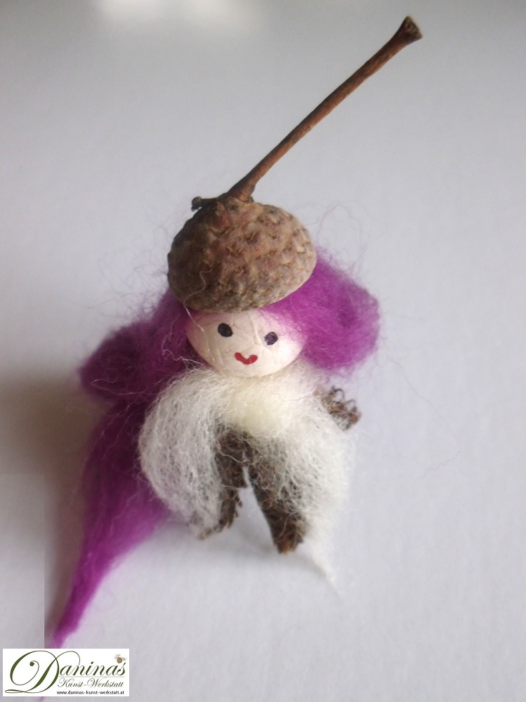 Elfe Ruby. Handgefertigte Märchenfigur aus Bucheckern (Fruchtbecher), Eichelhütchen, Haare und Schal aus Wolle
