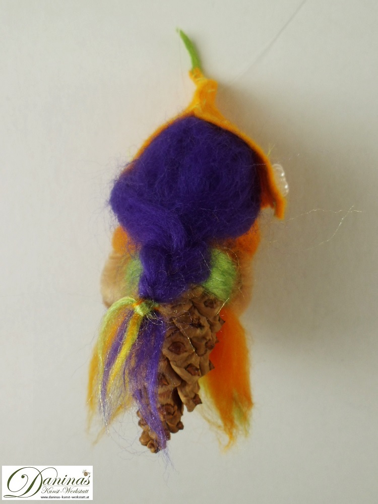 Elfe Lutea, Rückseite. Handgefertigte Elfenfigur aus Kiefernzapfen, Haare und Kleid aus Wolle, Hut aus Filz
