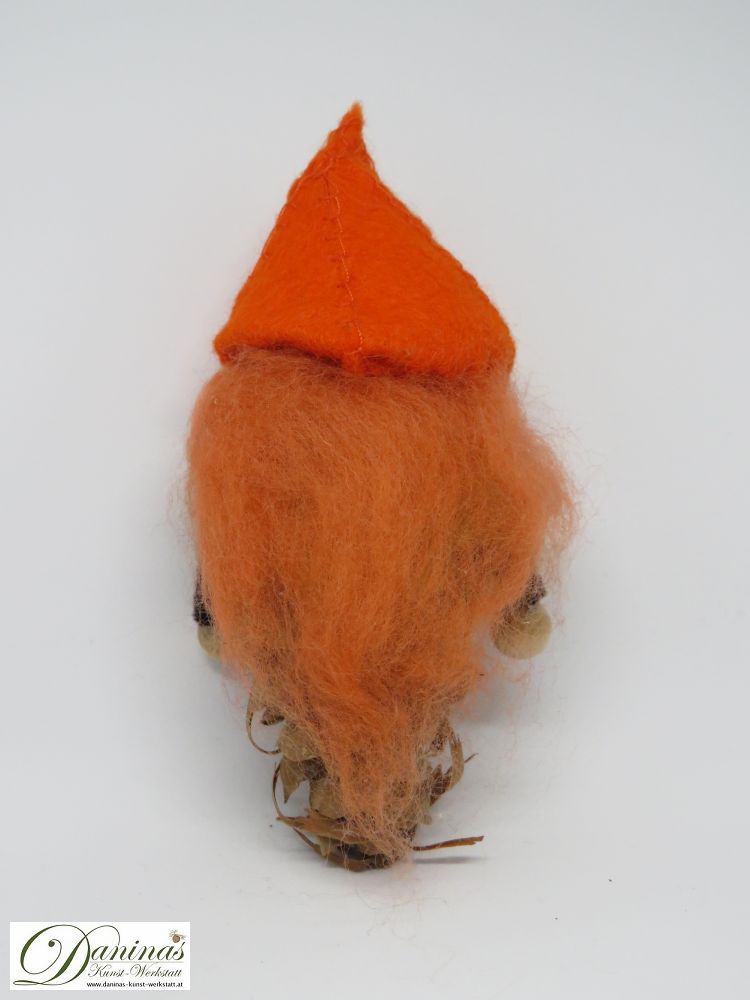 Blumenfee Physalia, Rückseite. Handgefertigte Figur aus Douglasienzapfen, mit orangen langen Haaren aus Wolle, einem grünen Jäckchen und einem orangen Physalishütchen aus Filz.