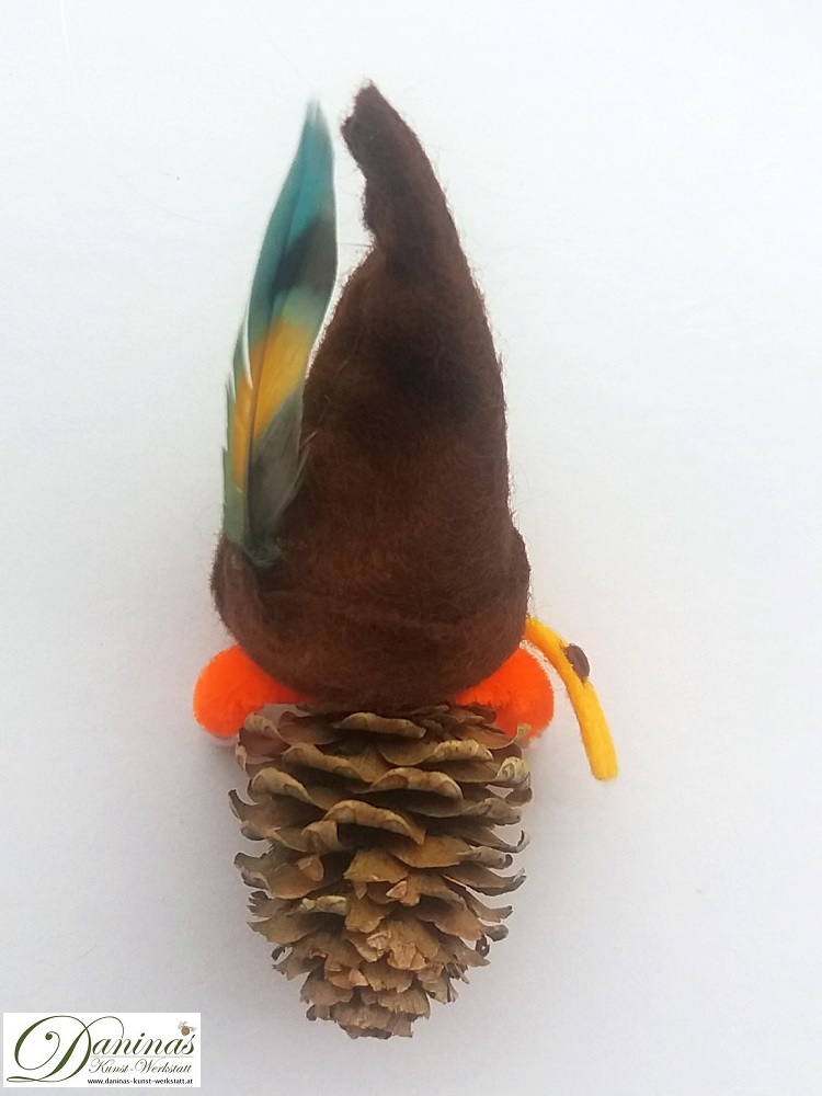 Waldelf Barthel, Rückseite. Handgefertigte Elfenfigur aus Lärchenzapfen mit Schal und Hut aus Filz sowie einer Hutfeder