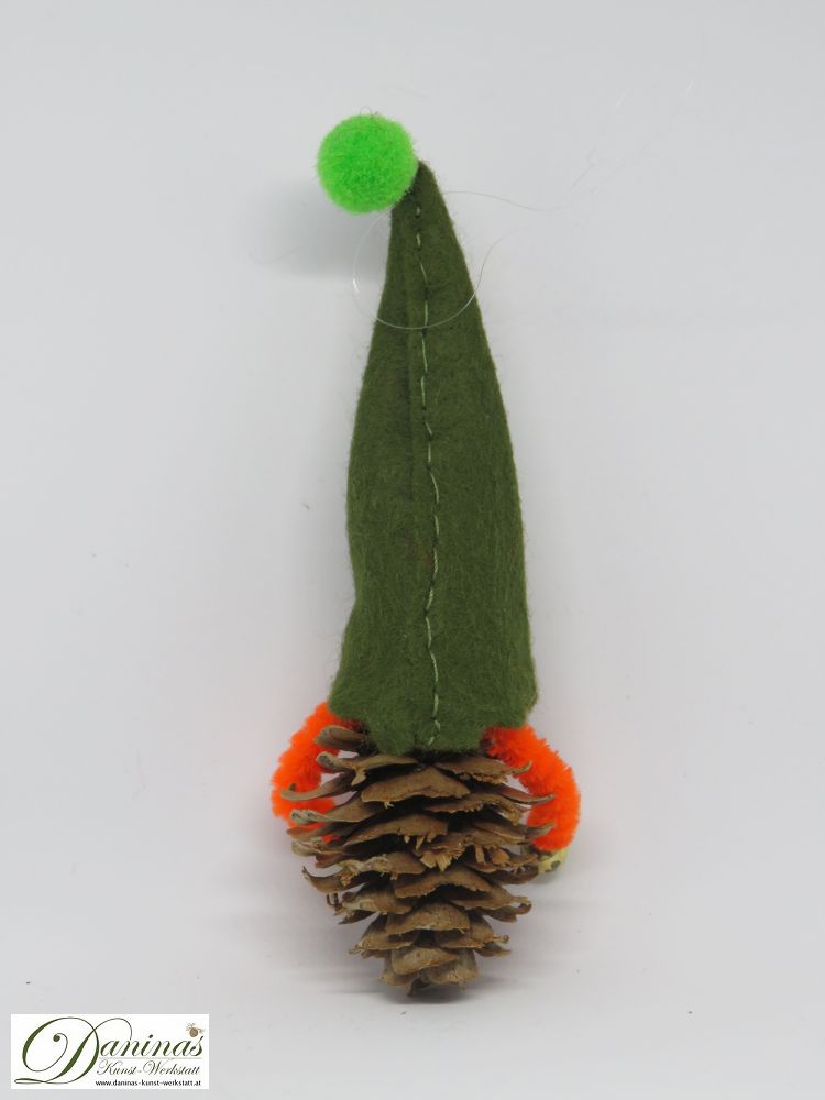 Wichtel Liebhardt, Rückseite. Handgefertigte Märchenfigur aus Lärchenzapfen, grüne Filz Zipfelmütze mit goldenen Herzen und orange-grünen Bommeln