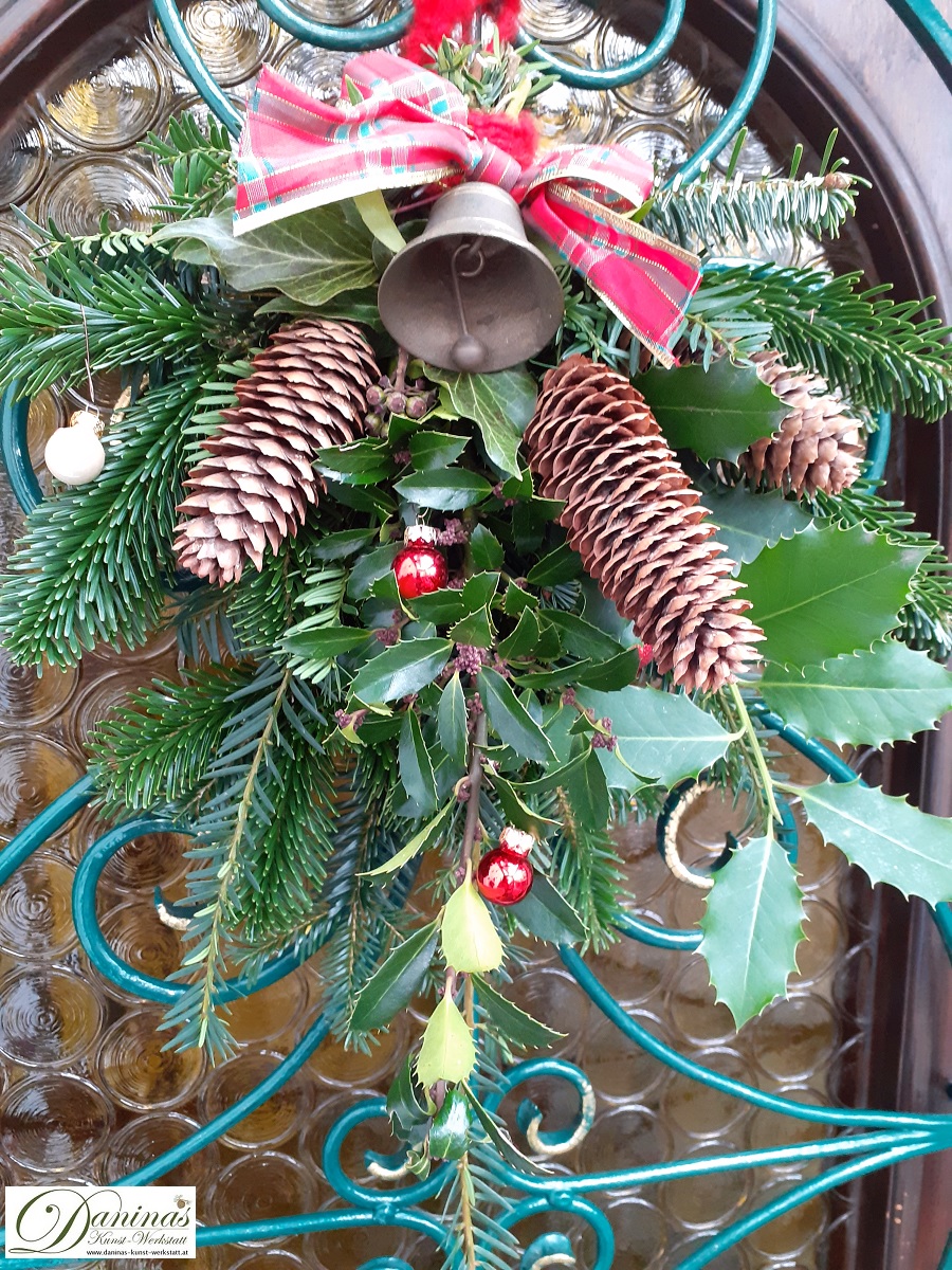 Selbstgemachte Türdeko Weihnachten mit Tannenzweigen und Ilex