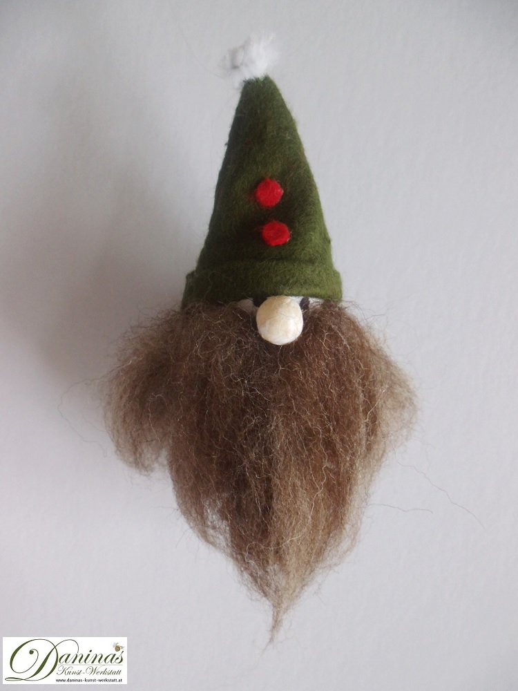 Bergzwerg Lambert. Handgefertigte Märchenfigur aus Kiefernzapfen, mit braunen Haaren und langem Bart aus Wolle, einer grünen Mütze aus Filz und einer Knopfnase