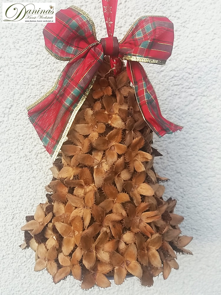 Weihnachtliche Naturdeko: Handgefertigte Glocke mit Bucheckern und Tartan-Zierschleife