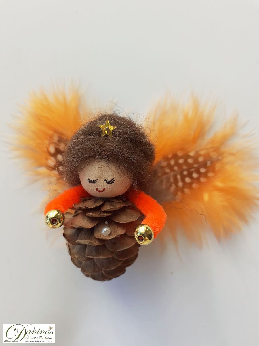 Engelfigur Lilly aus Lärchenzapfen, mit braunen Haaren aus Wolle und orangefarbenen Federnflügeln
