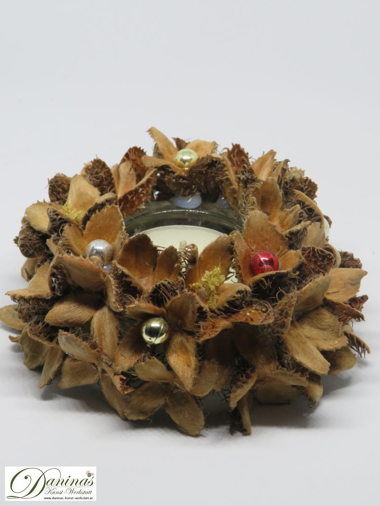 Teelichthalter aus Glas mit Bucheckern und Perlen. Ideale Geschenk Idee, hübsch als Herbstdeko.