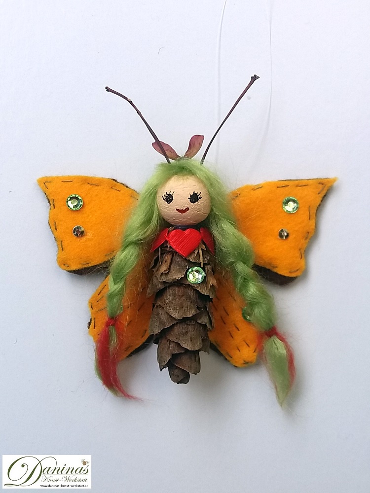 Butterfly-Elfe. Handgefertigte Märchenfigur aus Douglasienzapfen, Haaren aus Wolle, Ahornsamen Krone und Filz Schmetterlingsflügeln