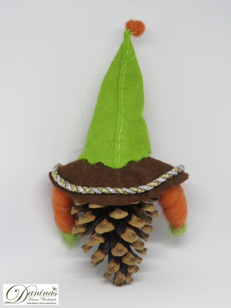Wichtel Ehrenreich, Rückseite. Handgefertigte Märchenfigur aus Kiefernzapfen, mit brauner Jacke und grüner Mütze aus Filz sowie Accessoires aus oranger Wolle