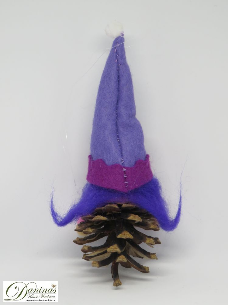 Hexe Zauberstern, Rückseite. Handgefertigte Hexenfigur aus Kiefernzapfen, mit blauen langen Haaren aus Wolle, einer blau-viloletten Zipfelmütze aus Filz mit Sternen.