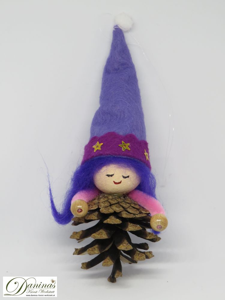 Hexe Zauberstern. Handgefertigte Märchenfigur aus Kiefernzapfen, mit blauen langen Haaren aus Wolle, einer blau-viloletten Zipfelmütze aus Filz mit Sternen.