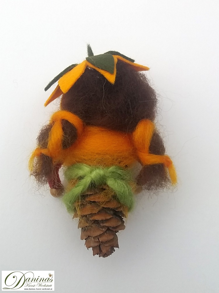 Blumenfee Figur Echinacea Rückseite, handgefertigt aus Douglasienzapfen, mit langen braunen Zöpfen und einem orange-grünen Jäckchen aus Wolle sowie einem Blütenhut aus Filz
