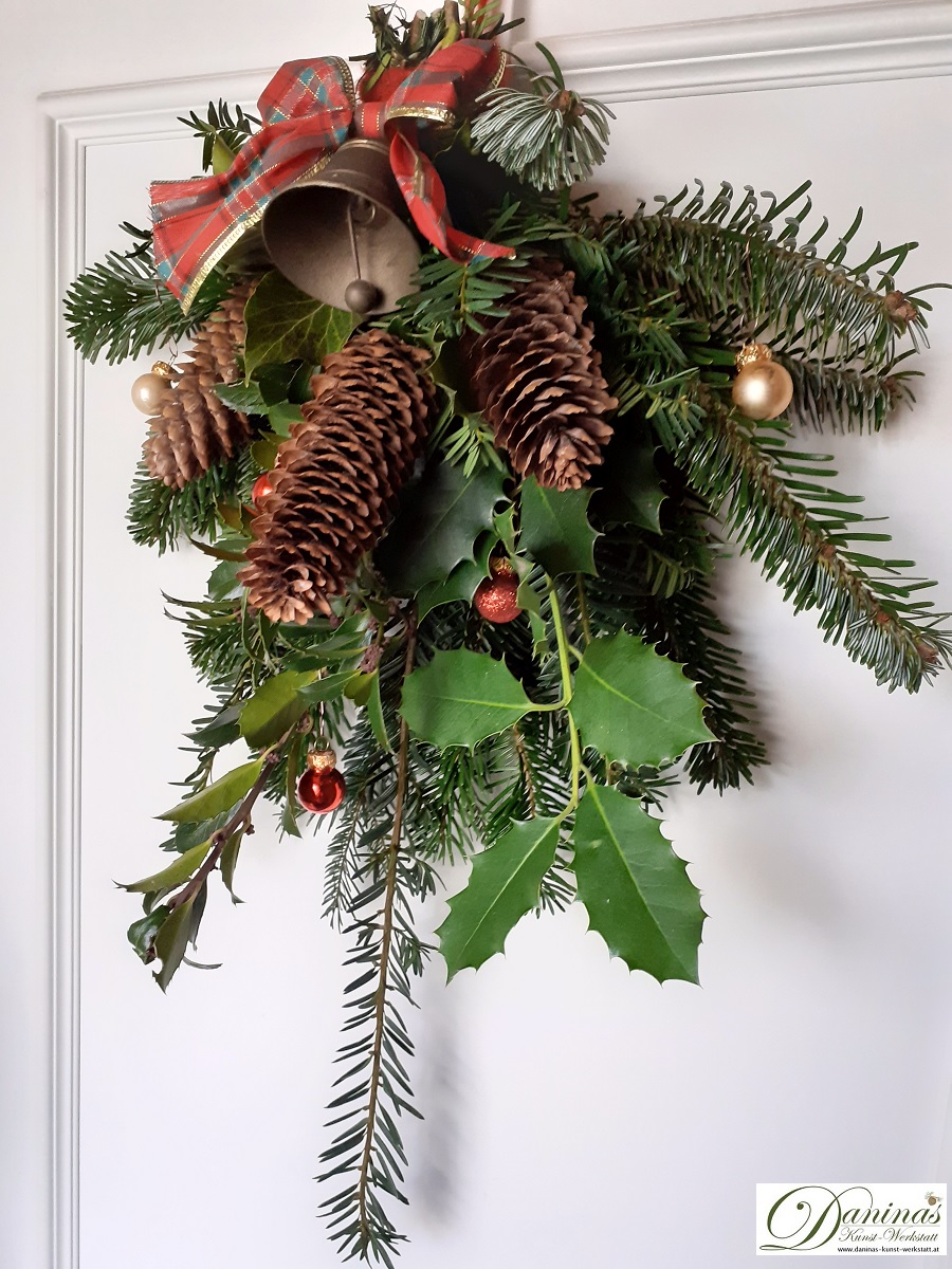 Selbstgemachtes Weihnachtsgesteck selber machen für die Haustüre