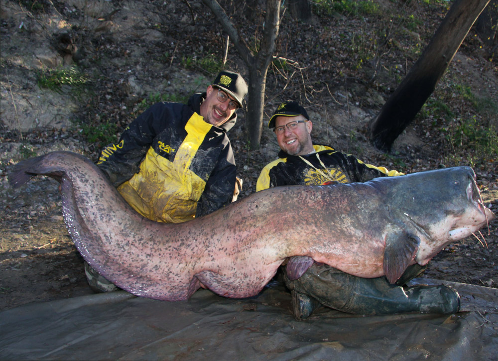 Teamangler Peter Merkel und Patrick Haas mit einem kapitalen Winter-Waller.