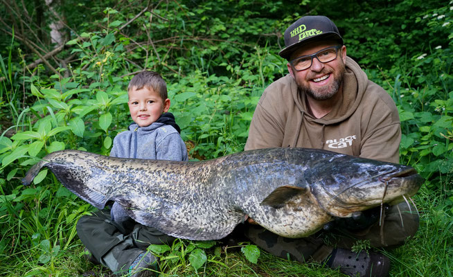 Lucas konnte seinen ersten Rhein-Wels in den Händen