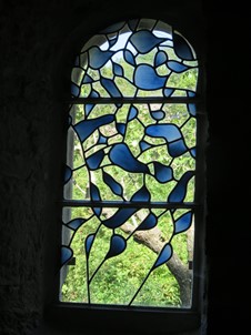 Un des  trois vitraux de la chapelle de Saint Sulpice 