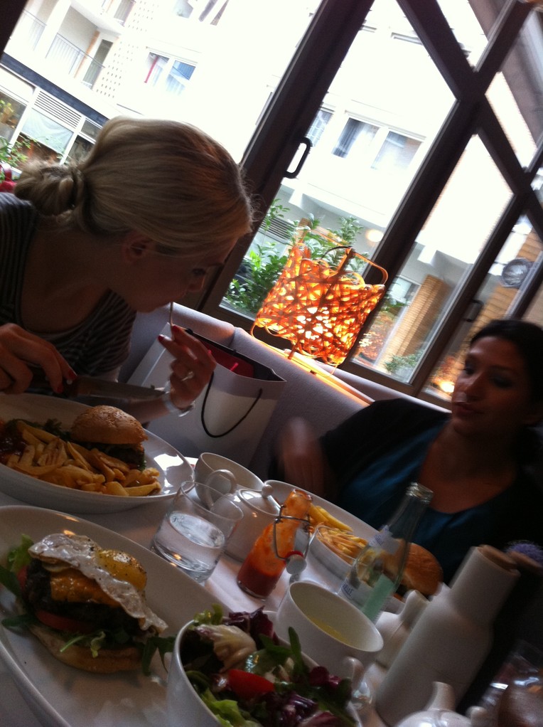 Mädels & Burger@Theresa - München, Germany
