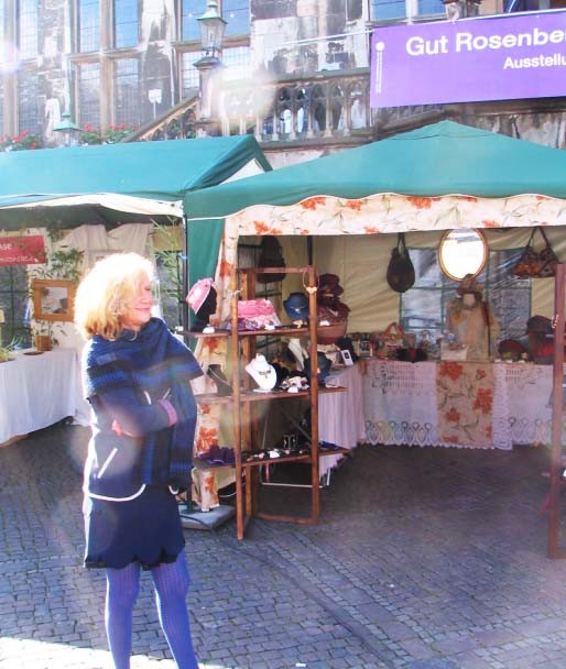 Monelle et son stand devant la Rathaus (Mairie) de AACHEN