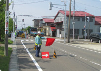 道路工事現場での交通誘導の様子(燕市内)