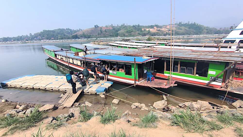 Slow Boat Chiang Rai – Luang Prabang: Guida Completa alla Traversata sul Mekong