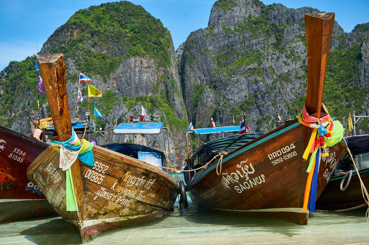 Tipiche imbarcazioni Thailandesi su una spiaggia nel Mar delle Andamane.