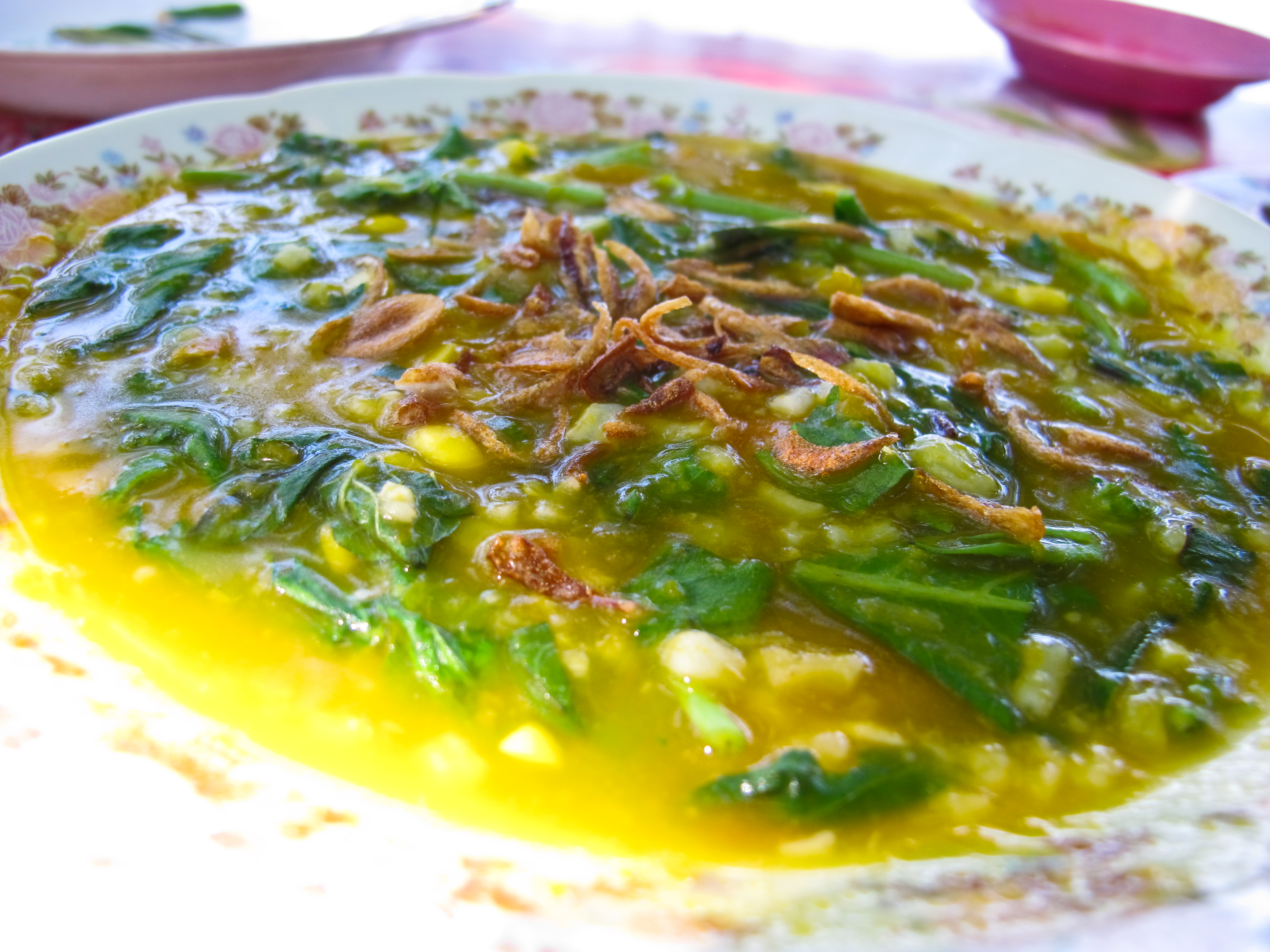 Un piatto di Tinutuan, tipica zuppa di Manado (Photo by Gabriele Ferrando)