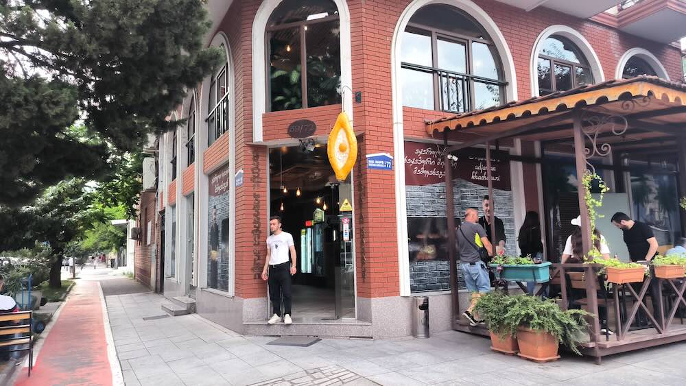 Eccellente Khachapuri da Acharuli Khachapuri House a Batumi, Georgia (photo by Gabriele Ferrando - LA MIA ASIA)