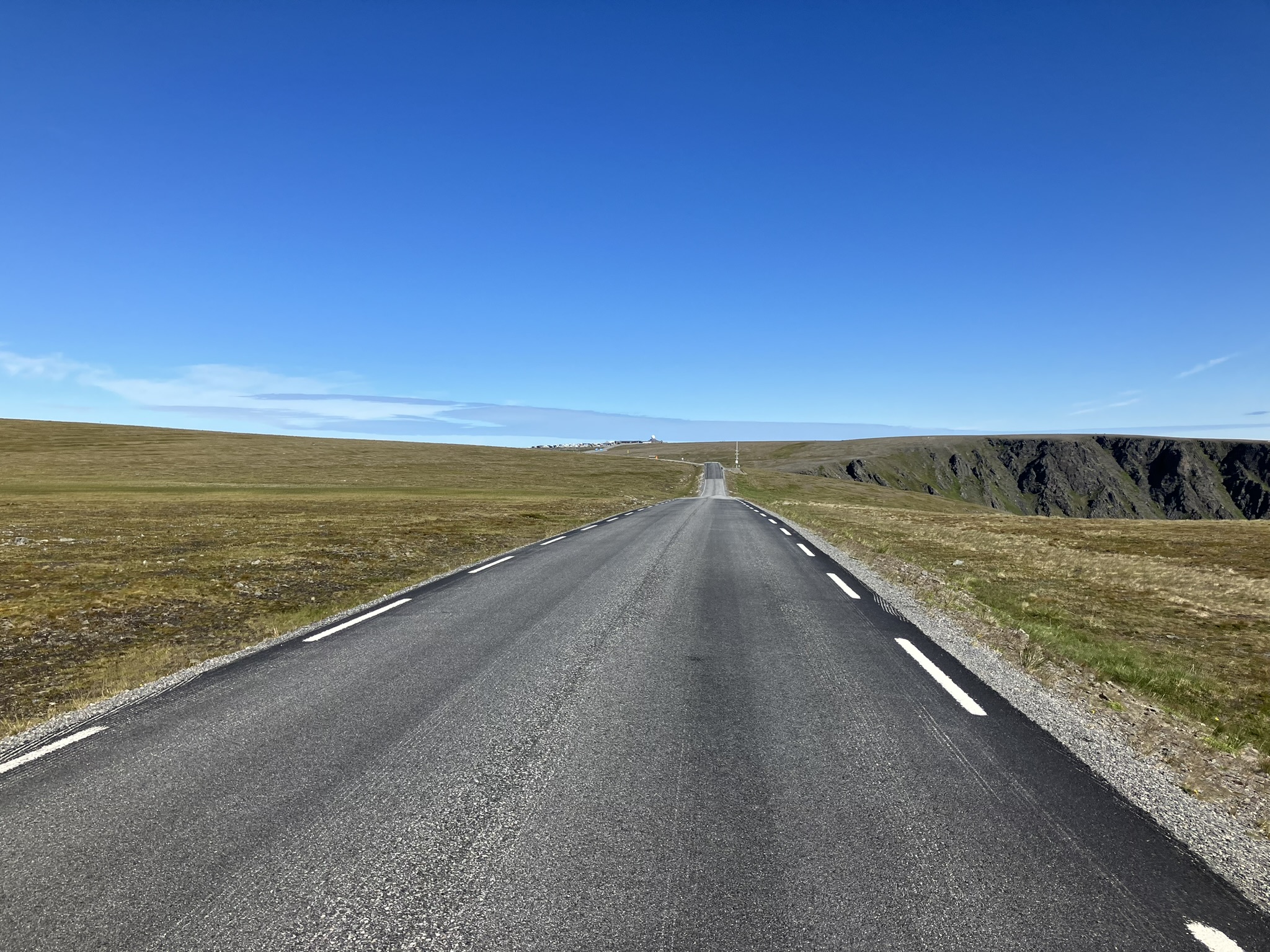Bikepacking Norwegen - Straße über die karge Hochebene der Nordkapphalbinsel auf dem Weg zum Nordkap