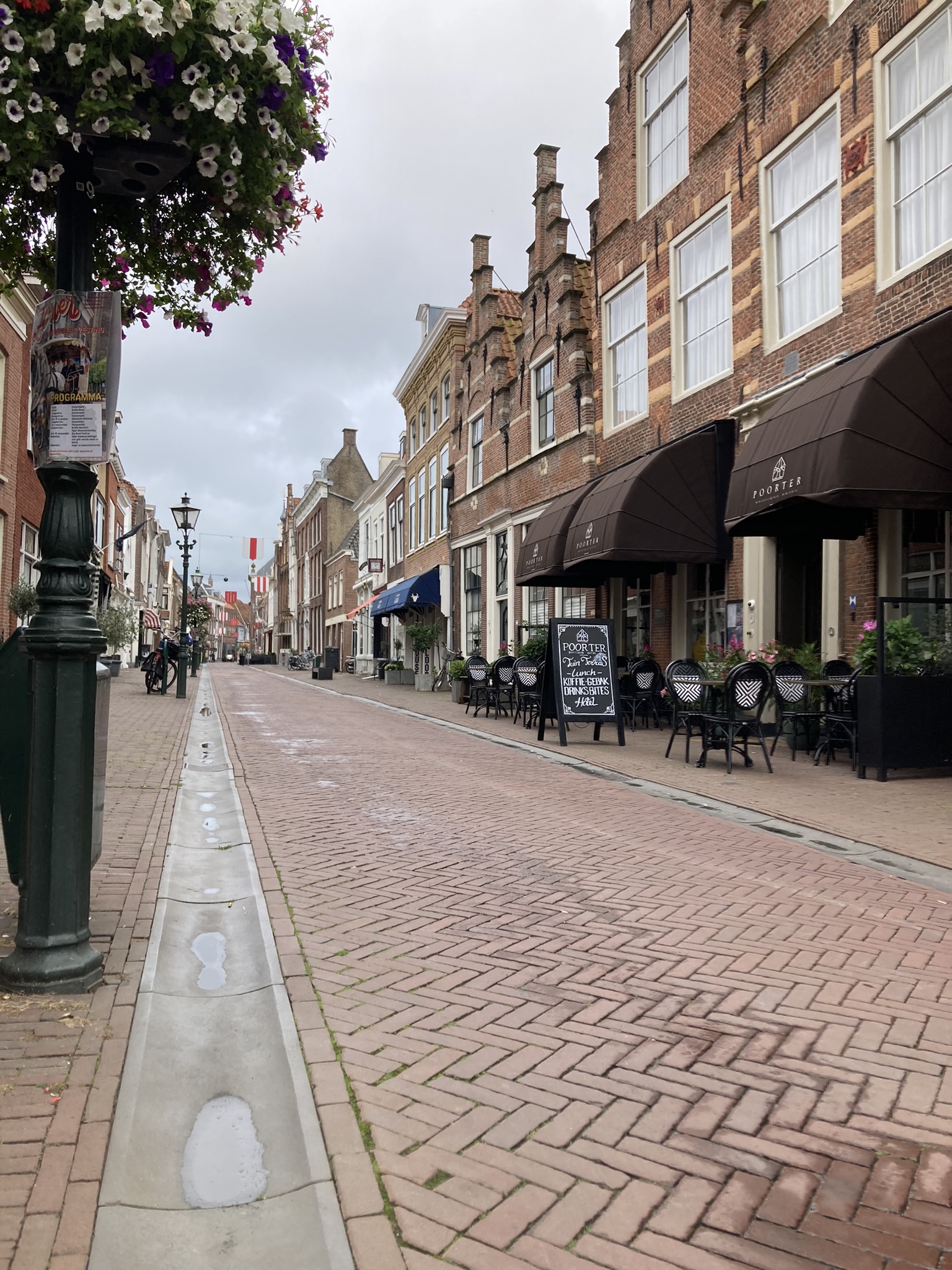 Bikepacking Niederlande – historische Altstadt von Brielle mit Backsteinfassaden, Cafés und Kopfsteinpflaster nahe dem Haringvliet, idealer Startpunkt einer Radreise von Brielle nach Amsterdam.