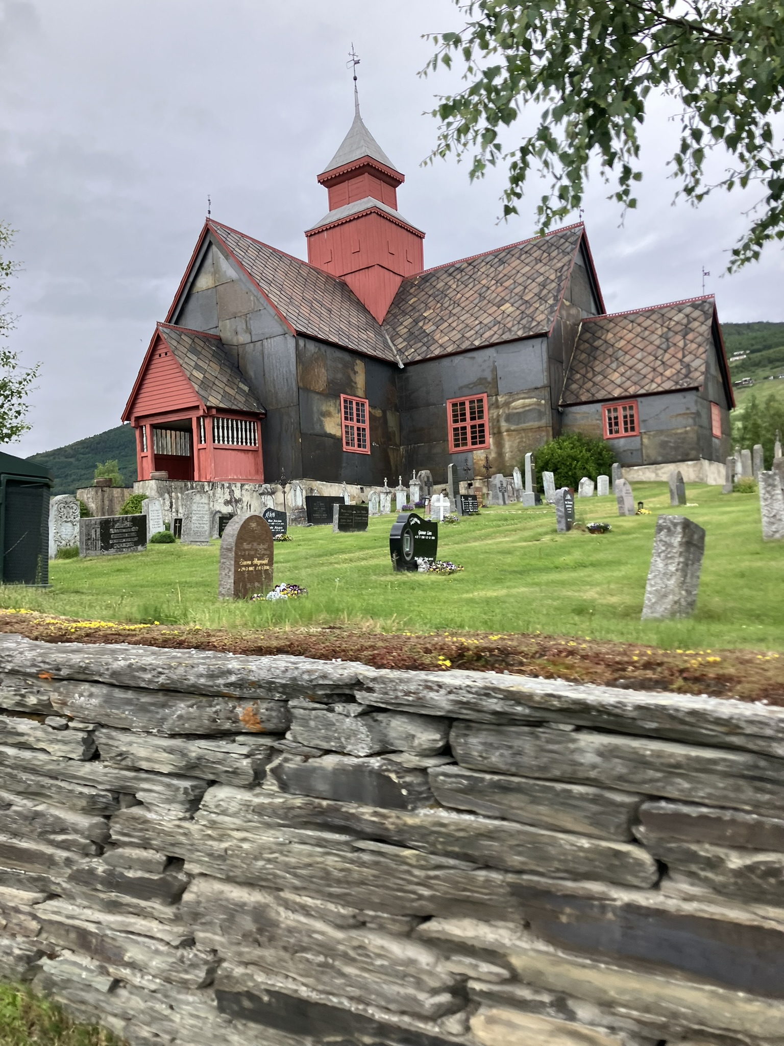 Bikepacking Schweden - Schiefer-Kirche in Norwegen entlang der Bikepacking-Route von Stockholm nach Trondheim – kulturelle Highlights auf einer geführten Gravel-Reise durch Skandinavien