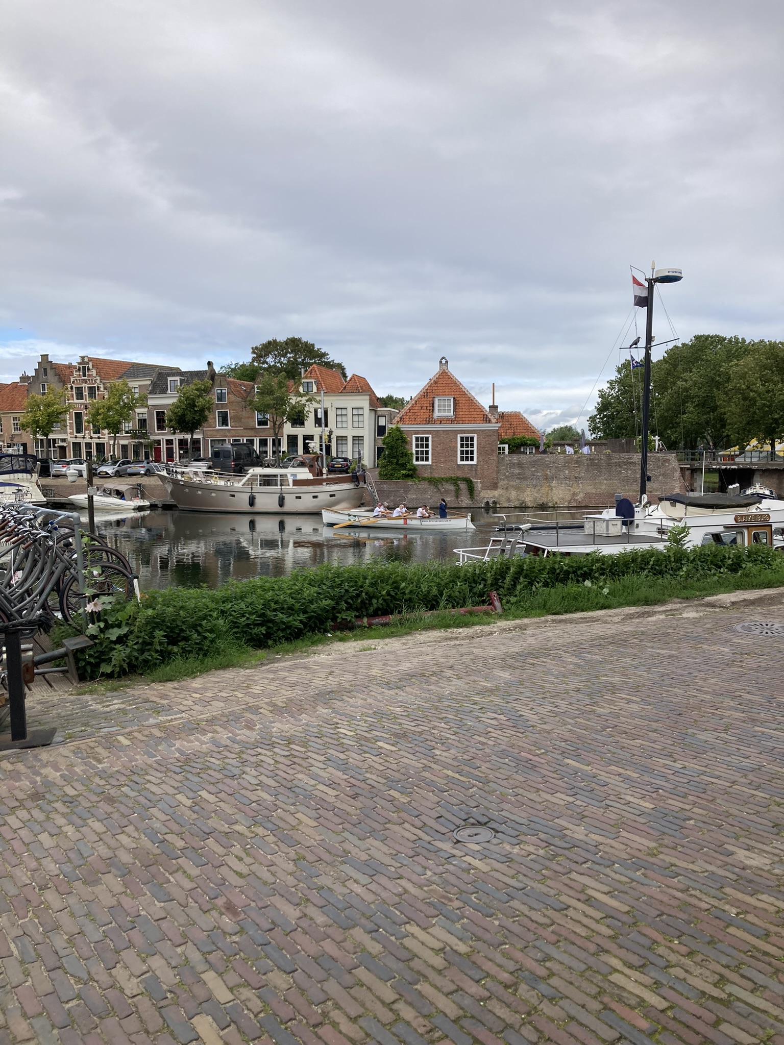 Bikepacking Niederlande - Hafen von Brielle in Südholland mit Segelbooten und historischen Häusern am Wasser – Bikepacking Rundtour Brielle Amsterdam entlang von Grachten und Kanälen.