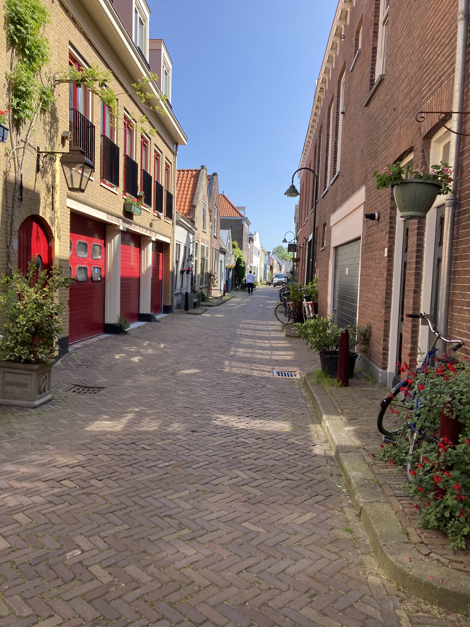 Bikepacking Niederlande - Historische Backstein-Gasse mit Fahrrädern in niederländischer Altstadt auf der Bikepacking-Route von Groningen nach Amsterdam, typisch urbane Architektur der Niederlande.