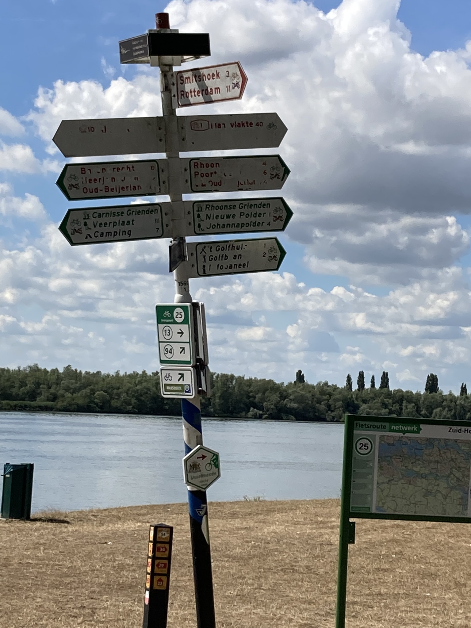 Bikepacking Niederlande - Fietsknooppunt Wegweiser am Fluss bei Rhoon nahe Rotterdam – Bikepacking Tour von Groningen nach Amsterdam auf dem niederländischen Radwegenetz, Navigation über das bekannte Knotenpunktsystem in Holland.