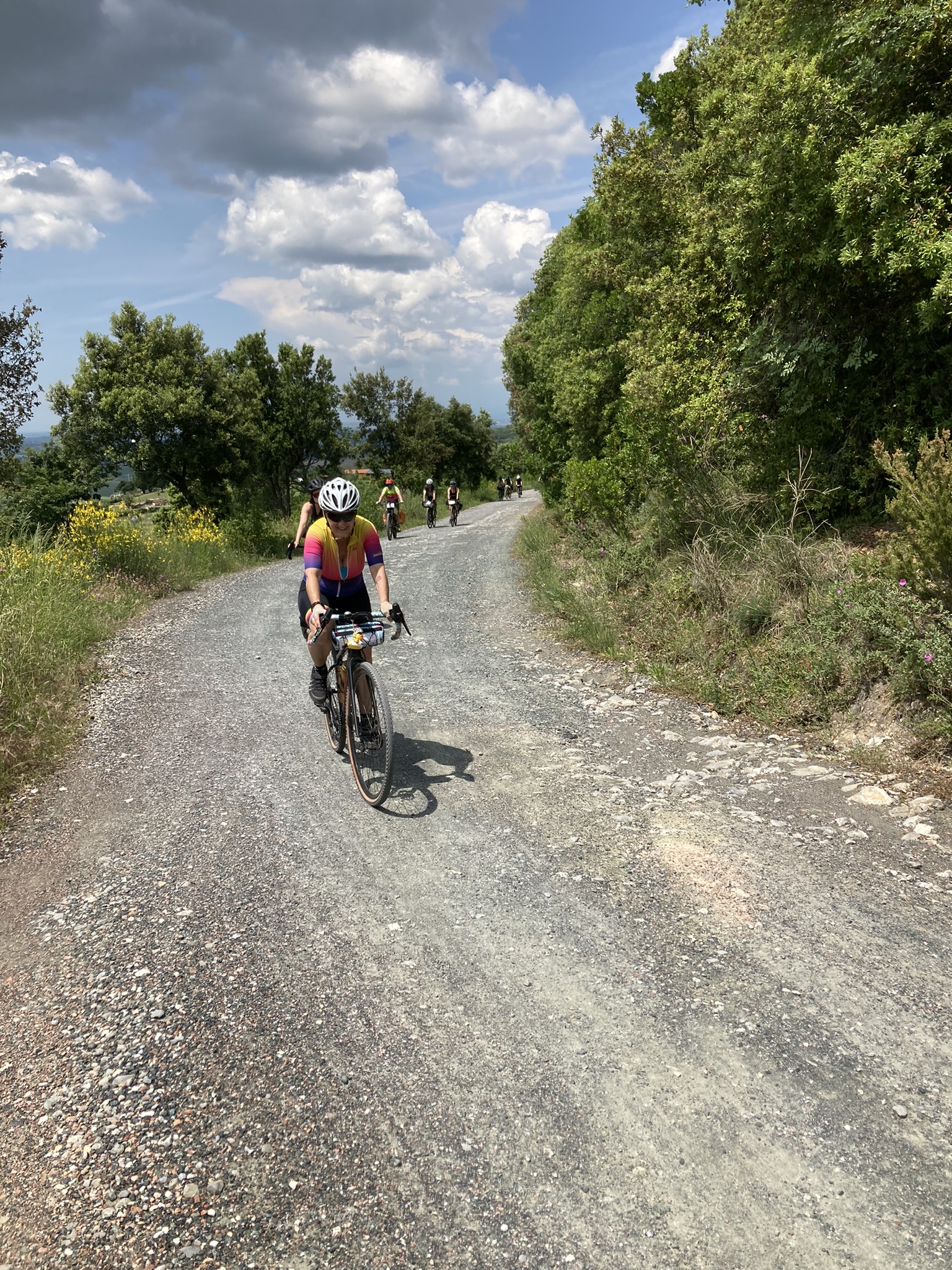 Bikepacking Italien - Toskana, Küstenhügel bei Livorno – Gravelanstieg mit Radgruppe – mediterrane Hügellandschaft – Tour von Livorno nach Rimini