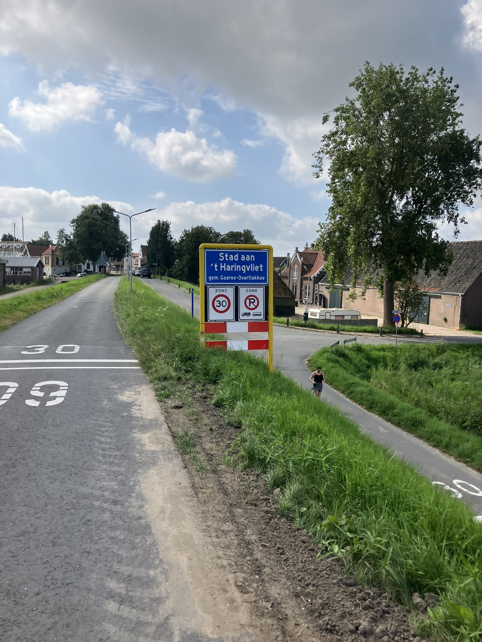 Bikepacking Niederlande - Bikepacking am Haringvliet in den Niederlanden – Deichradweg mit Windkraftanlagen und weiter Küstenlandschaft nahe Brielle, Teil der Rundtour Amsterdam.