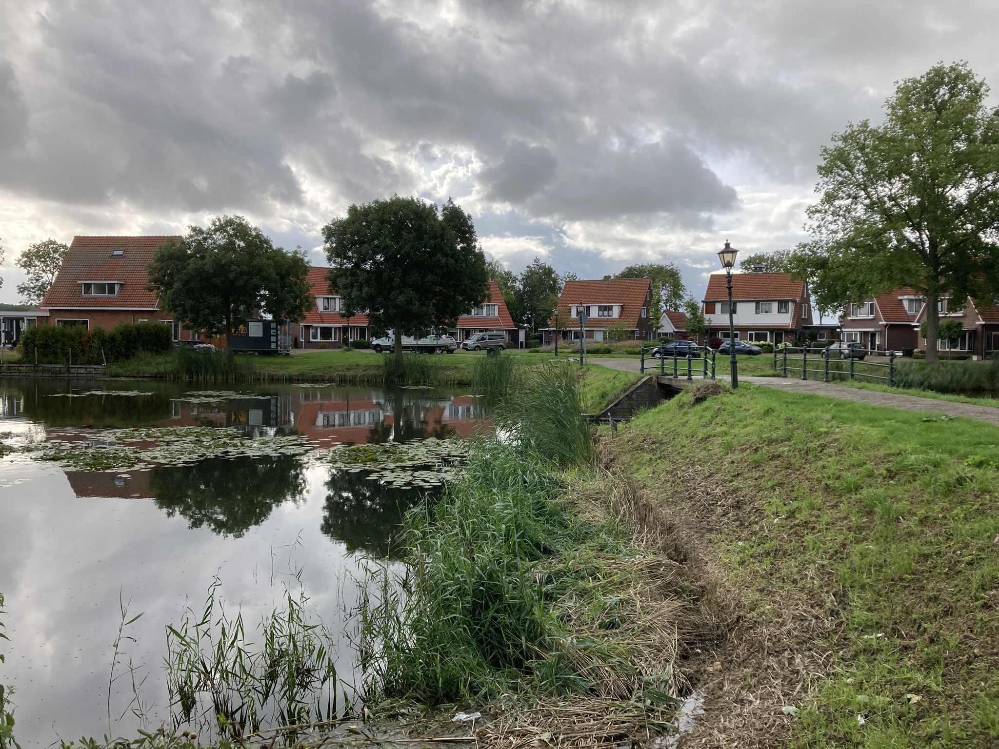 Bikepacking Niederlande – idyllisches Dorf mit roten Backsteinhäusern und Grachten auf der Radroute von Groningen nach Amsterdam entlang ruhiger Kanäle und Fernradwege.