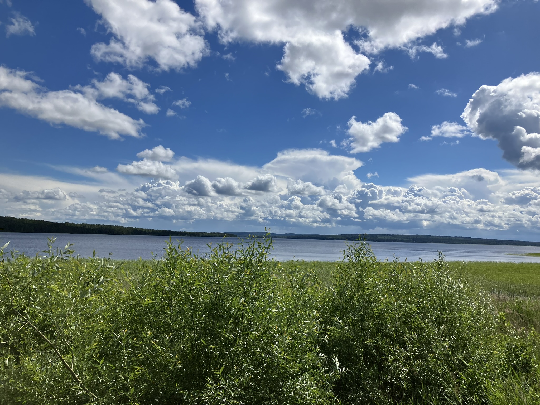 Bikepacking Schweden - Großer schwedischer See unter dramatischem Wolkenhimmel, aufgenommen während einer geführten Gravel- und Bikepackingreise von Stockholm nach Trondheim durch Skandinaviens weite Natur.