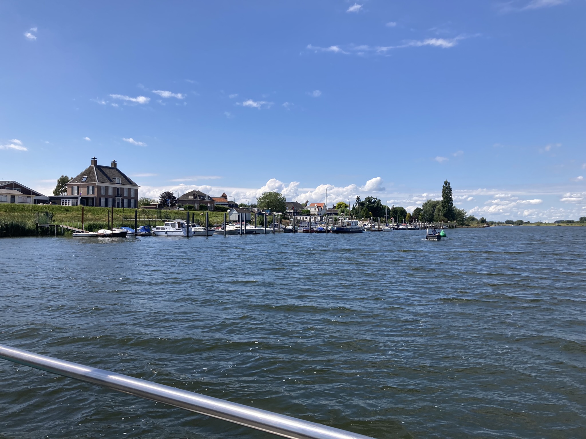 Bikepacking Niederlande - Blick vom Fahrrad auf den Yachthafen Veen am Rhein in den Niederlanden – Bikepacking Rundreise von Brielle nach Amsterdam entlang Rhein, Maas und IJssel mit typischer niederländischer Flusslandschaft.