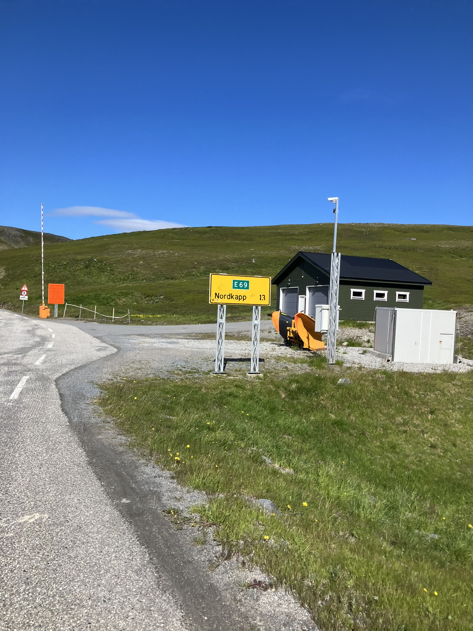 Bikepacking Norwegen - Straßenschild E69 Richtung Nordkap bei Skarsvåg in Nordnorwegen
