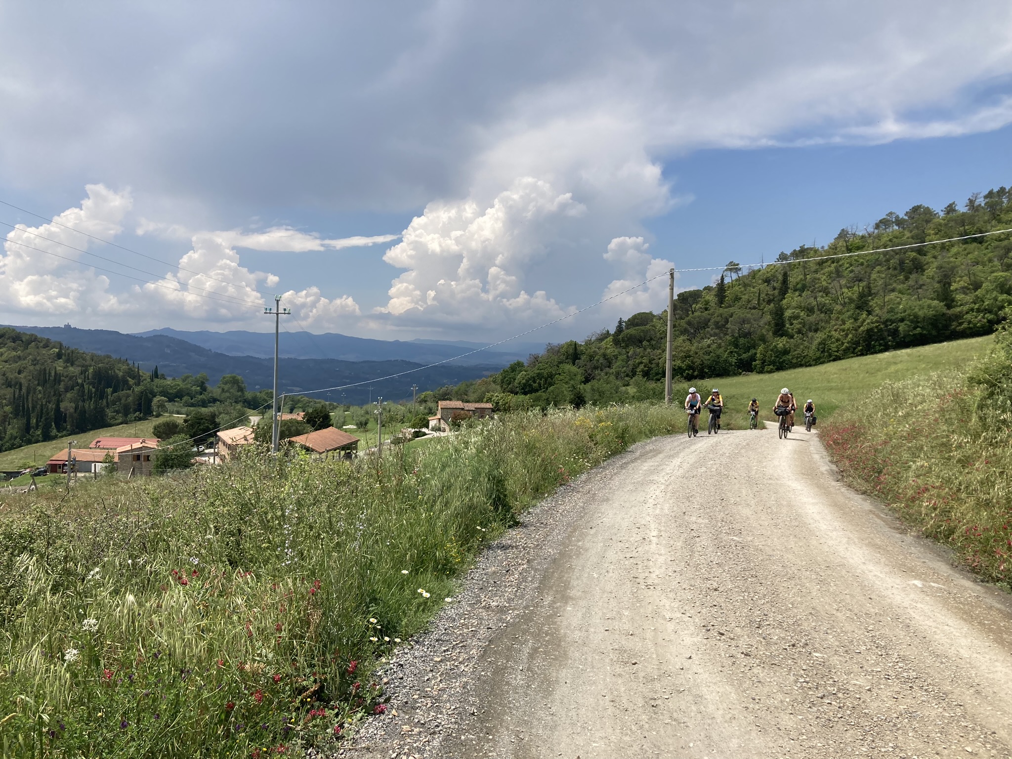 Bikepacking Italien - Toskana, Hügellandschaft bei Volterra – Gravelroute unter Gewitterwolken – weite Kulturlandschaft – Tour von Livorno nach Rimini