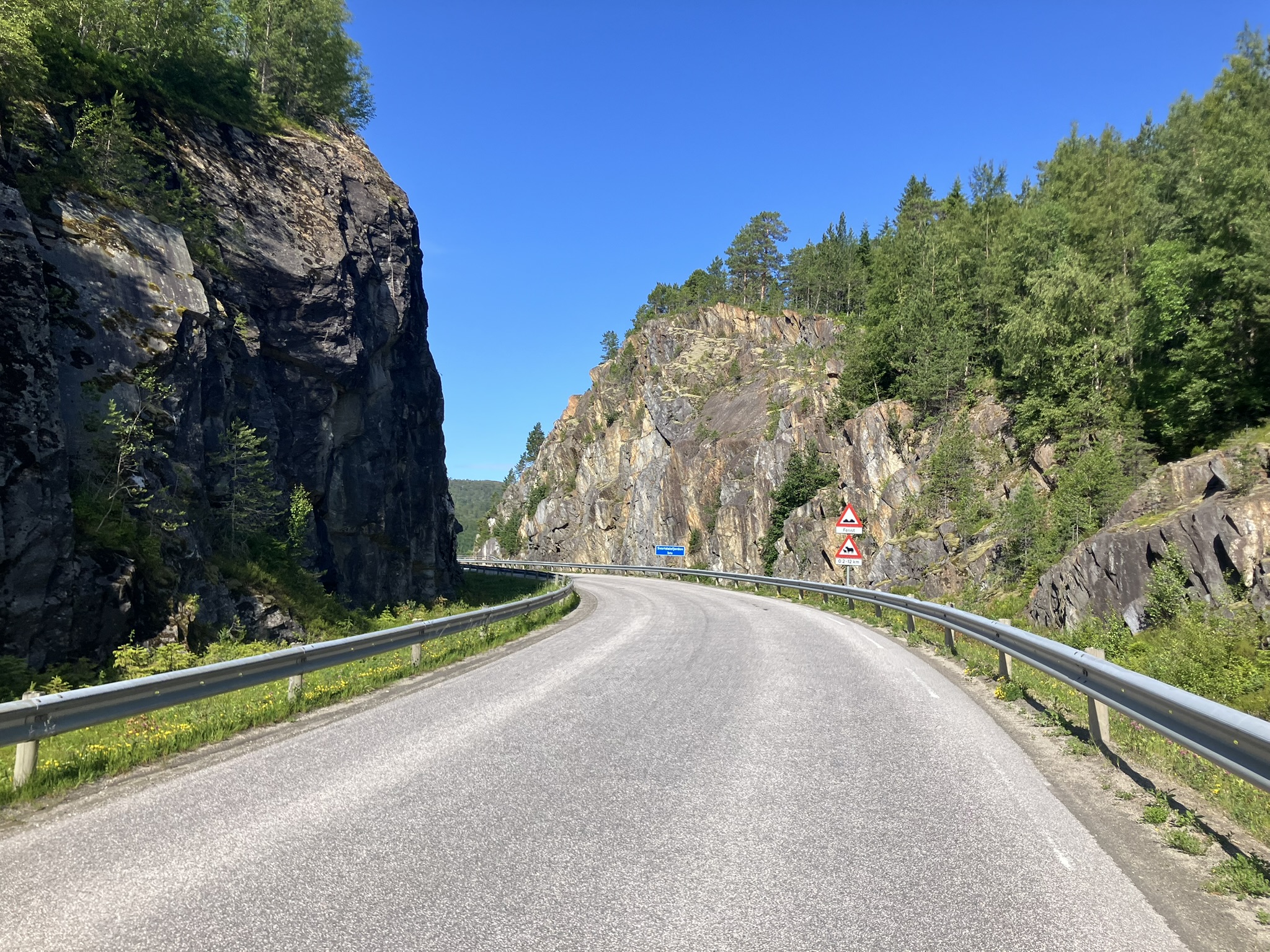 Bikepacking Schweden - Kurvige Straße durch Felslandschaft auf einer Bikepacking-Reise durch Schweden und Norwegen – abwechslungsreiche Etappen zwischen Stockholm und Trondheim