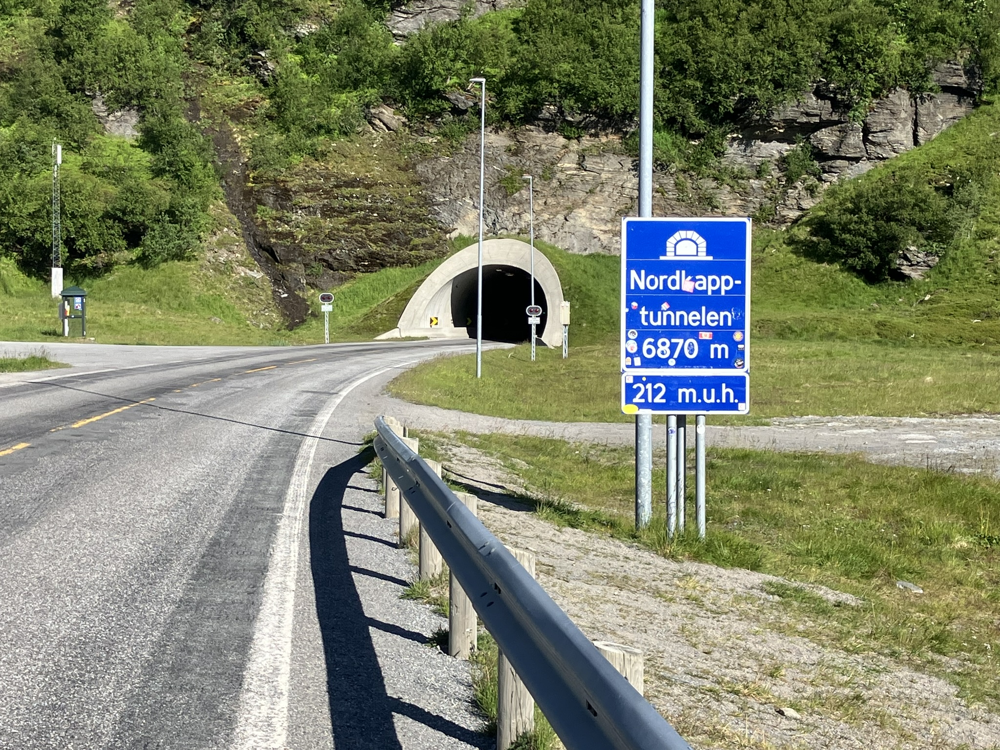 Bikepacking Norwegen - Einfahrt in den Nordkaptunnel bei Repvåg auf Bikepacking-Tour zum Nordkap
