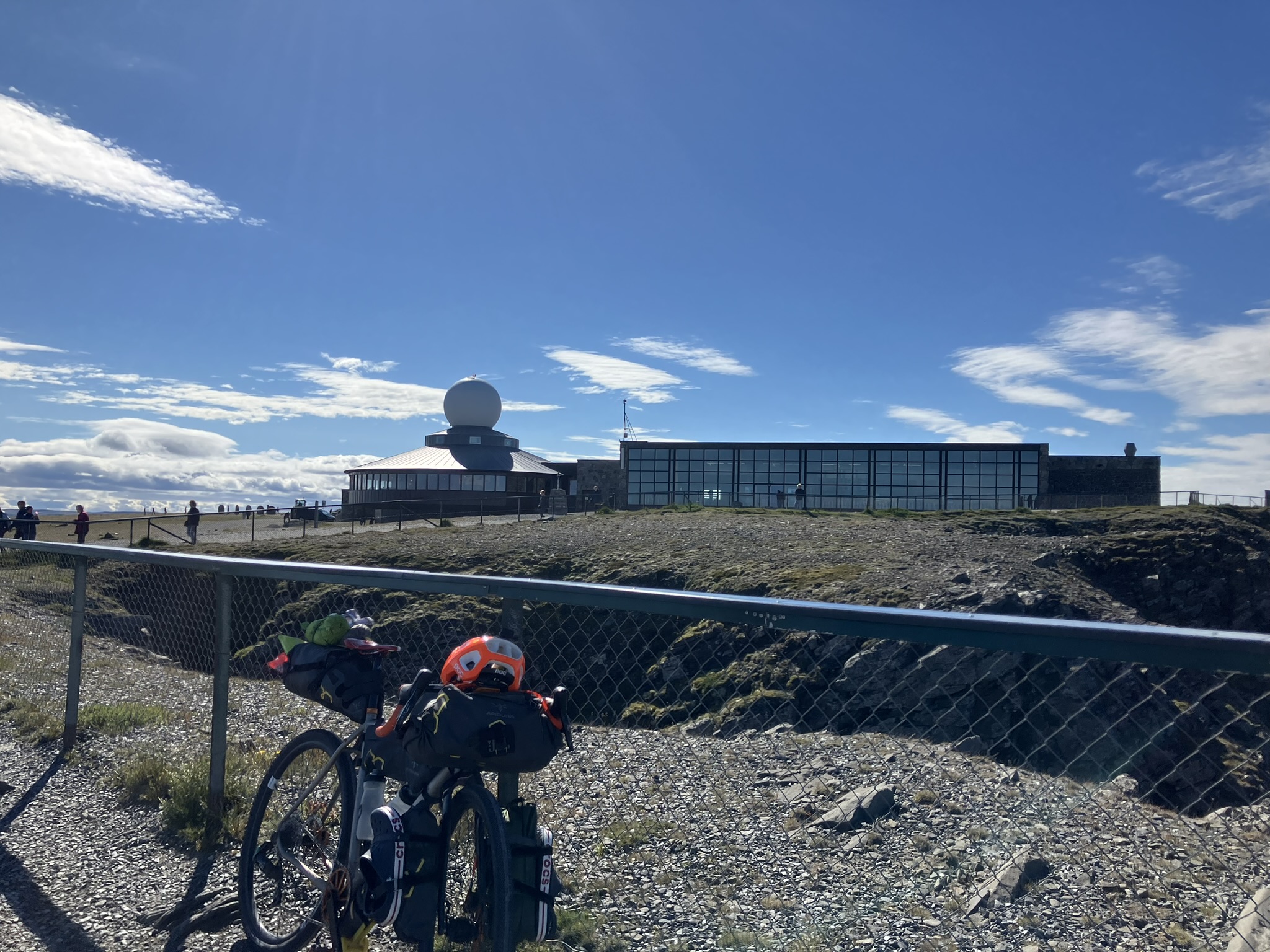 Bikepacking Norwegen - Gravelbike mit Gepäck vor der Nordkapphallen am Nordkap in Norwegen Bikepacking Ziel erreicht