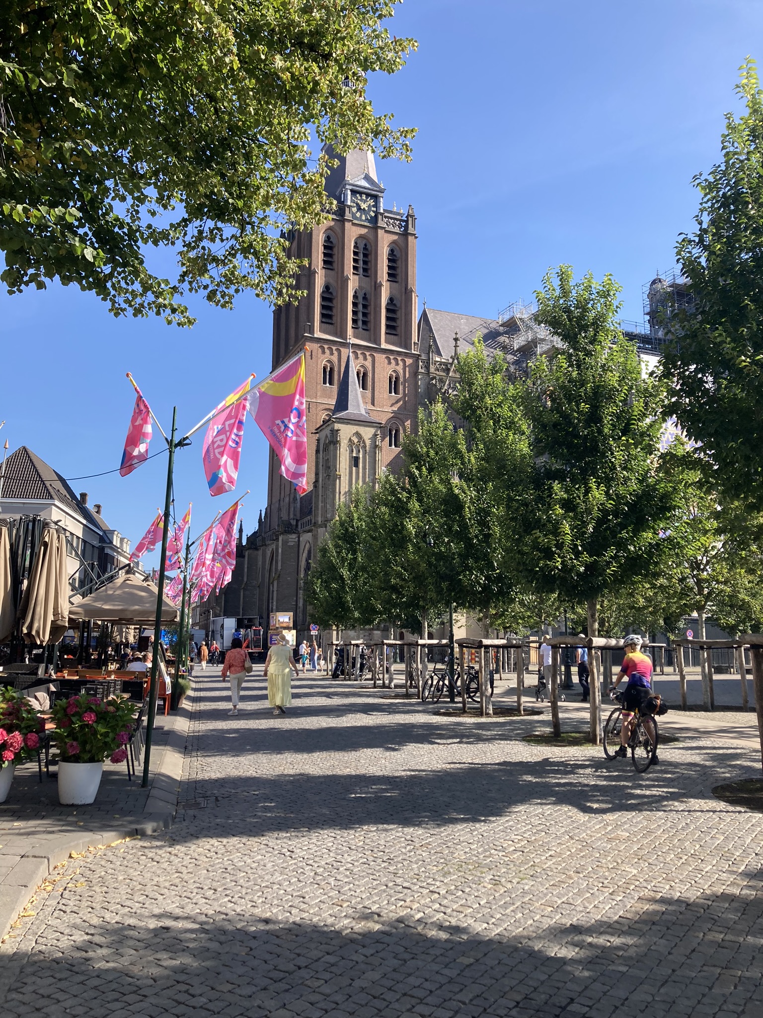Bikepacking Niederlande - Dordrecht – historische Altstadt an Maas und Rhein mit Grachten, Backsteinhäusern und Radwegen, Etappe der Rundreise Brielle Amsterdam.